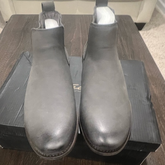 NWOT- Toecap charcoal Chelsea boot - Picture 1 of 5